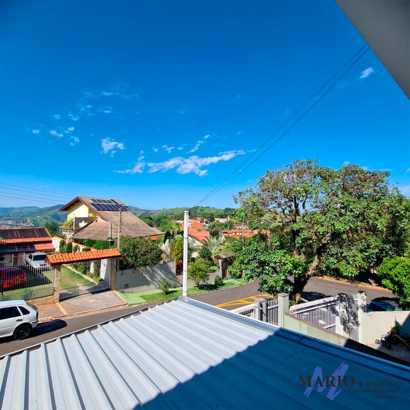 Casa tipo sobrado em bairro tranquilo a 5 minutos do centro