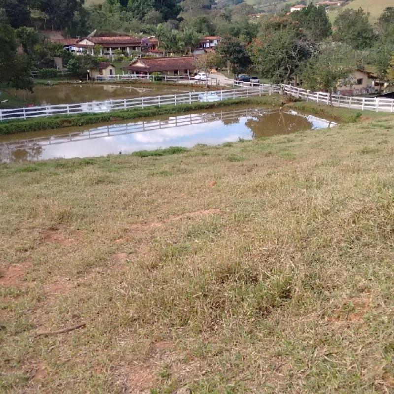 Chácara com lago- Águas de Lindoia