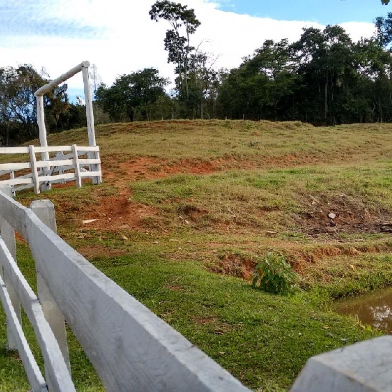 Chácara com lago- Águas de Lindoia