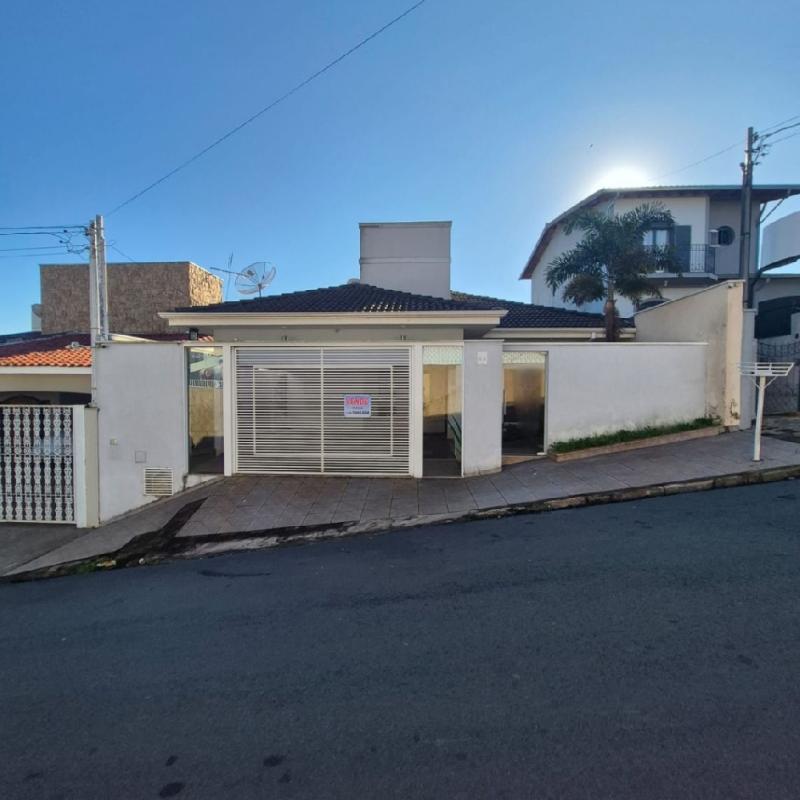 LINDA RESIDÊNCIA COM EXCELENTE LOCALIZAÇÃO