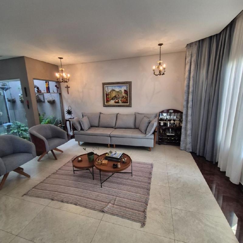 LINDA RESIDÊNCIA COM EXCELENTE LOCALIZAÇÃO