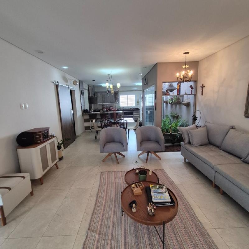LINDA RESIDÊNCIA COM EXCELENTE LOCALIZAÇÃO