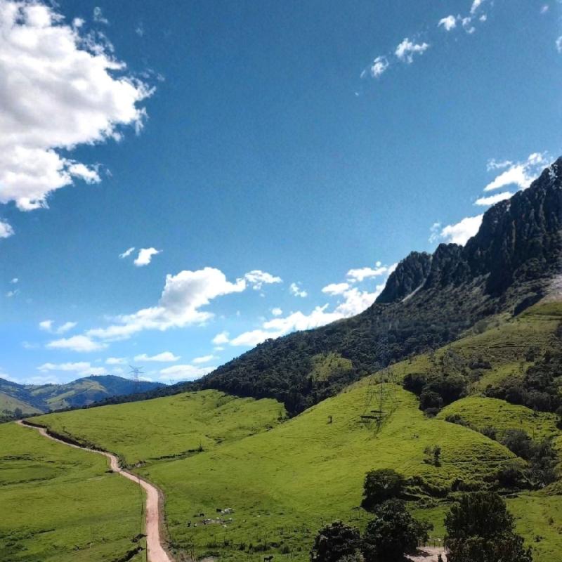 LINDO SÍTIO EM REGIÃO VALORIZADA E DE GRANDE POTENCIAL